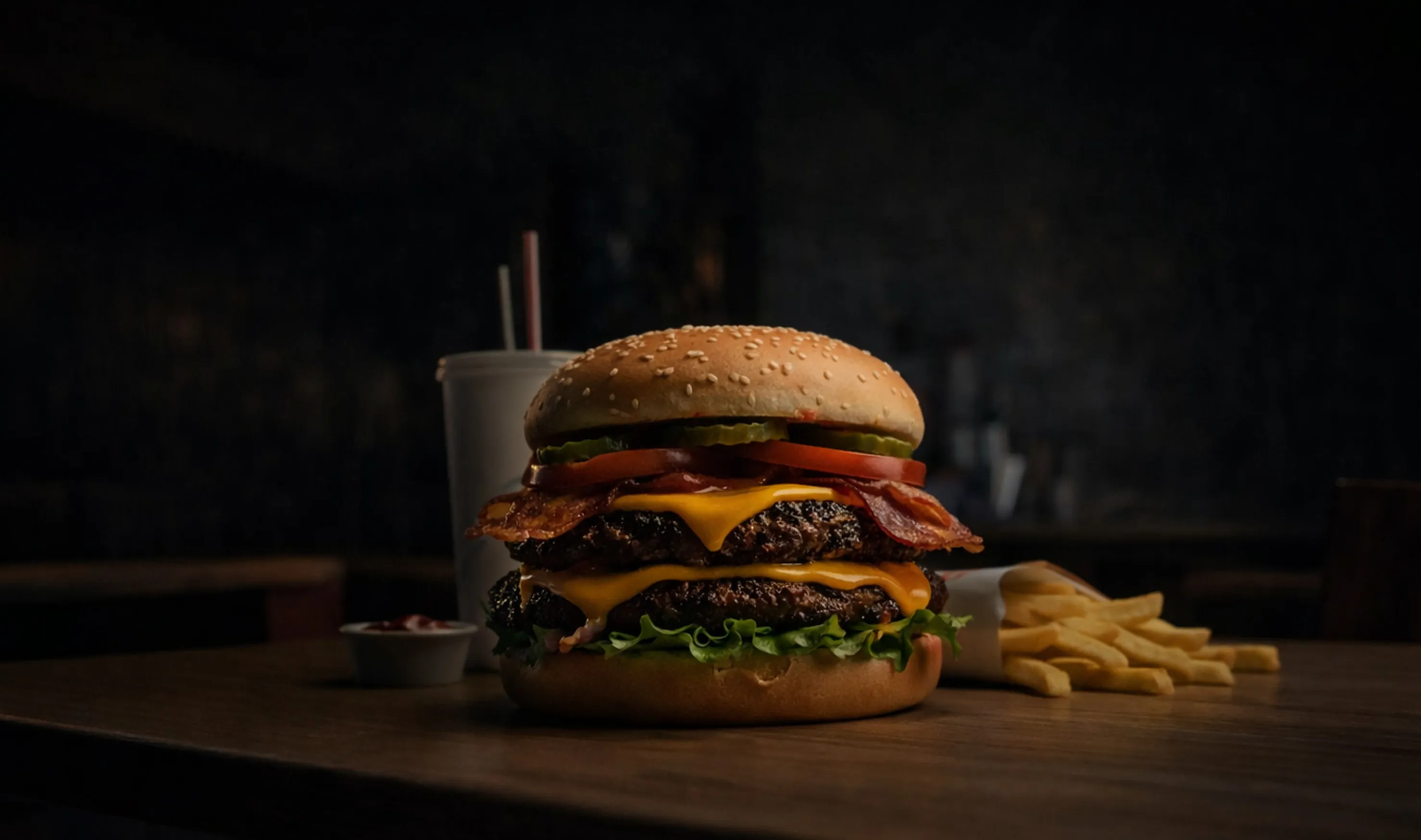 Best Burger — burger en spotlight avec frites, photo sombre dramatique