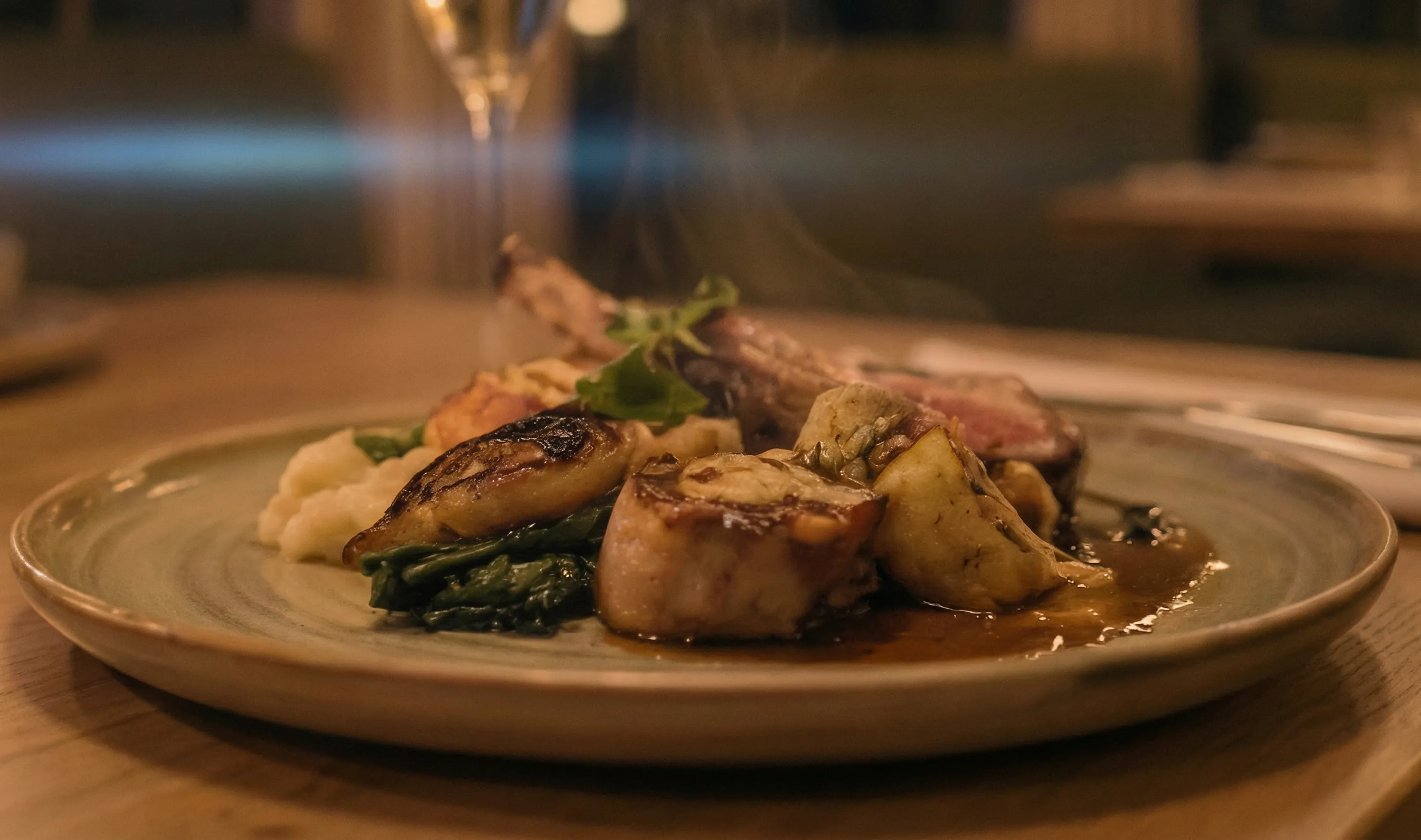 La Table du Marché — assiette fumée, photographie culinaire dramatique