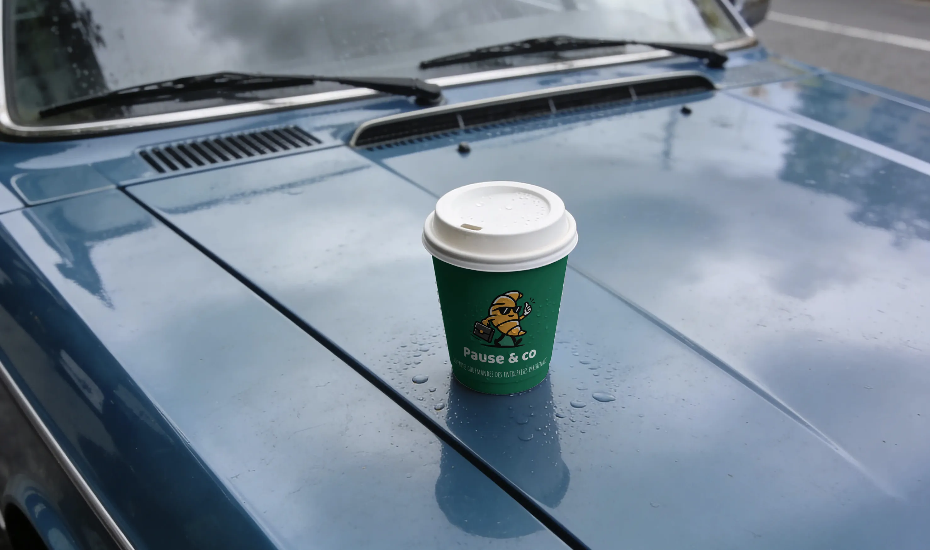 Pause & co — mockup tasse de café brandée